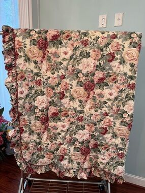 Floral Ruffled medium weight comforter - Cream, Rose & Green